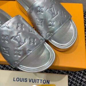 Falsa Louis Vuitton Jumbo Flatform Mules in pelle di agnello metallizzata argento