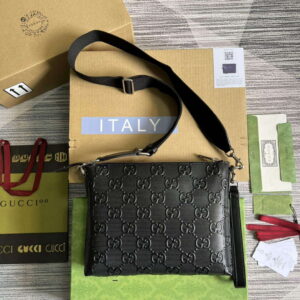 Borsa a tracolla media Falsa Gucci 696009 GG in rilievo nera 2